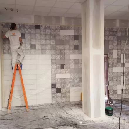 Rekonstrukce prodejny bio farma obklady na stěnách