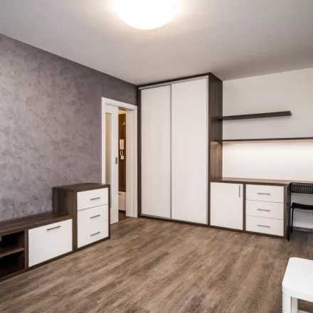 Rekonstrukce bytu úložné prostory v obývacím pokoji